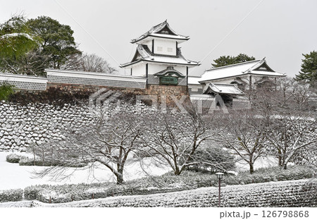 雪景色が美しい金沢城公園 126798868