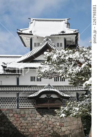 雪景色が美しい金沢城公園 126798881