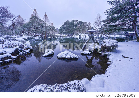 雪景色が美しい兼六園 126798908