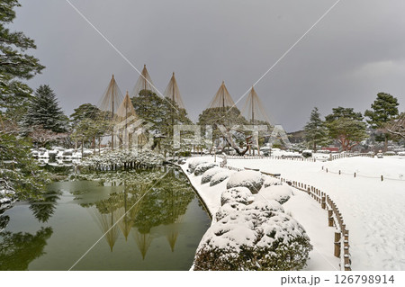 雪景色が美しい兼六園 126798914