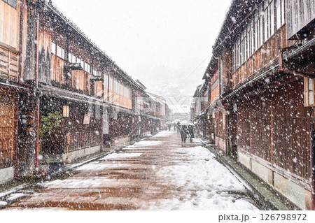 雪が舞うひがし茶屋街 雪が舞うひがし茶屋街 126798972