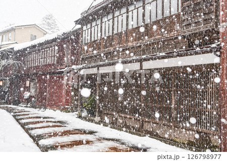 雪が舞うひがし茶屋街 126798977
