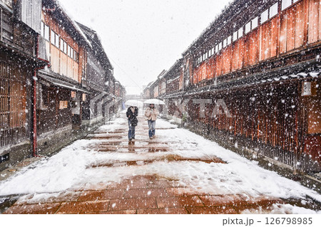 雪が舞うひがし茶屋街 126798985