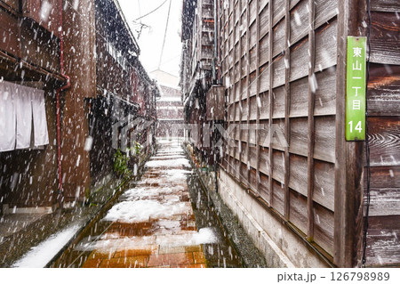 雪が舞うひがし茶屋街 126798989
