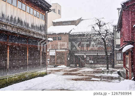 雪が舞うひがし茶屋街 雪が舞うひがし茶屋街 126798994