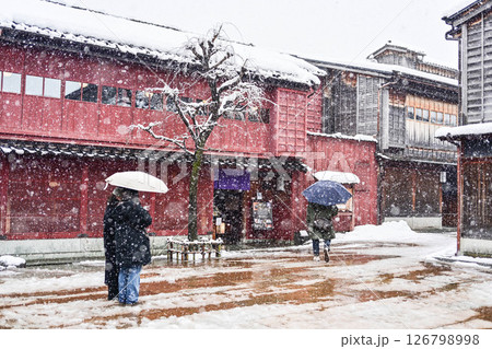 雪が舞うひがし茶屋街 126798998