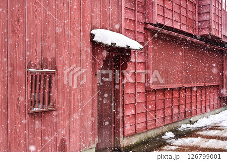 雪が舞うひがし茶屋街 126799001