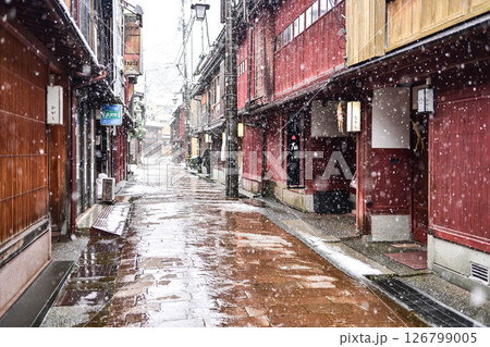 雪が舞うひがし茶屋街 126799005