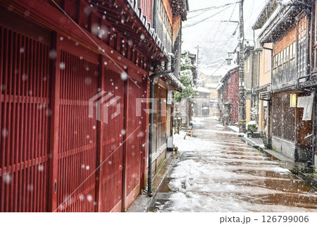 雪が舞うひがし茶屋街 126799006