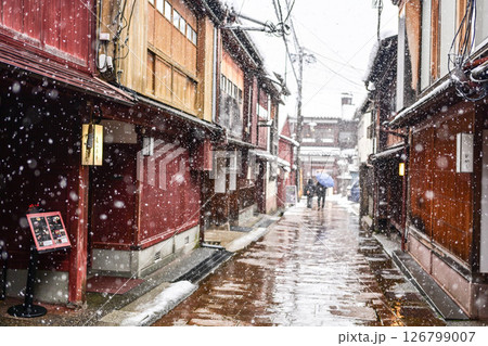 雪が舞うひがし茶屋街 126799007