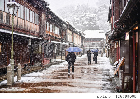雪が舞うひがし茶屋街 雪が舞うひがし茶屋街 126799009