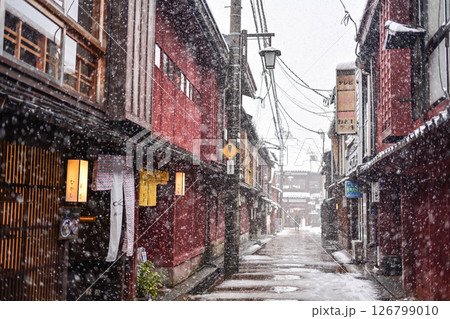 雪が舞うひがし茶屋街 雪が舞うひがし茶屋街 126799010