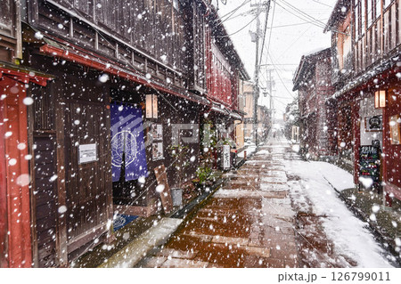 雪が舞うひがし茶屋街 126799011