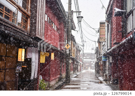 雪が舞うひがし茶屋街 126799014