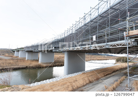 橋梁補修作業中の橋 126799047