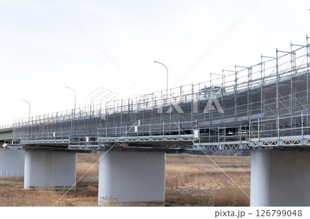 橋梁補修作業中の橋 橋梁補修作業中の橋 126799048
