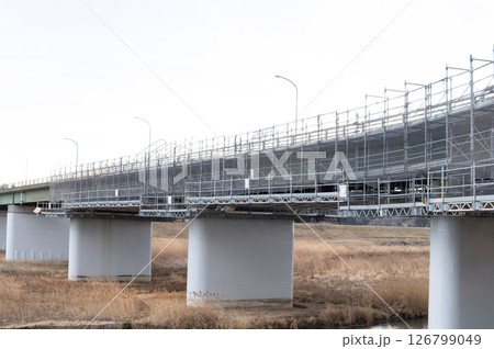 橋梁補修作業中の橋 126799049