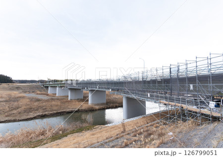 橋梁補修作業中の橋 126799051