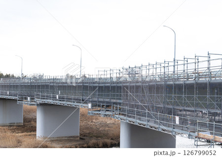 橋梁補修作業中の橋 橋梁補修作業中の橋 126799052