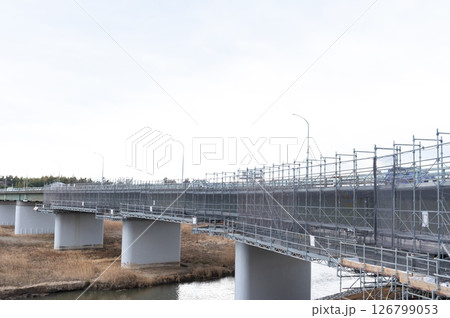 橋梁補修作業中の橋 126799053