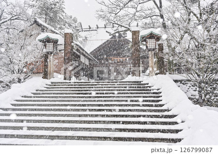 雪が舞うひがし茶屋街の宇多須神社 126799087