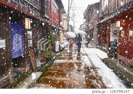 雪が舞うひがし茶屋街を散策する着物女子 雪が舞うひがし茶屋街を散策する着物女子 126799147