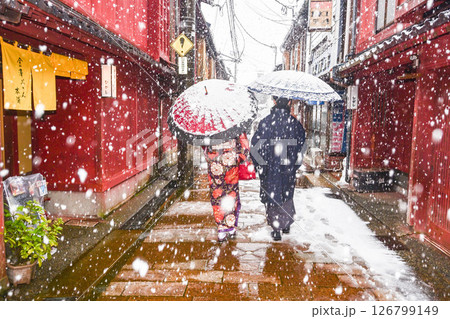 雪が舞うひがし茶屋街を散策する着物女子 126799149