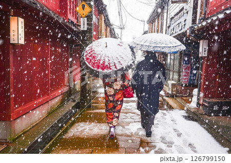 雪が舞うひがし茶屋街を散策する着物女子 雪が舞うひがし茶屋街を散策する着物女子 126799150