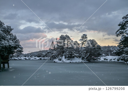 雪景色が美しい早朝の兼六園 126799208