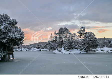 雪景色が美しい早朝の兼六園 126799214