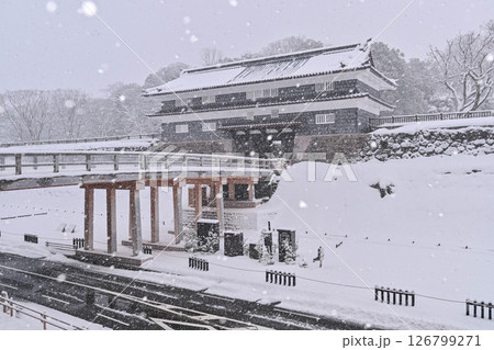 雪が降る金沢城鼠多門 雪が降る金沢城鼠多門 126799271