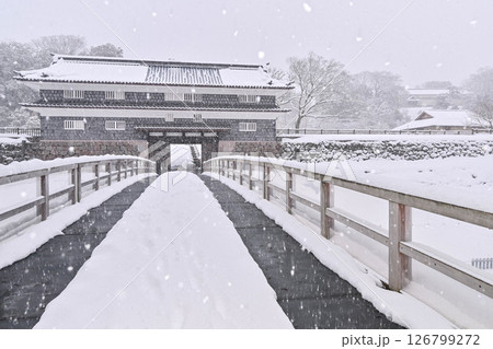 雪が降る金沢城鼠多門 126799272