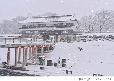 雪が降る金沢城鼠多門 126799273