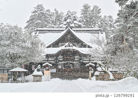 雪が降る美しい尾山神社 126799291