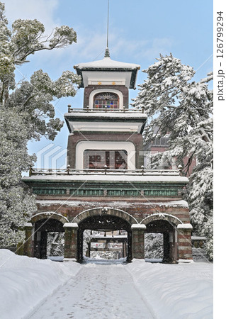 雪が降る美しい尾山神社 126799294