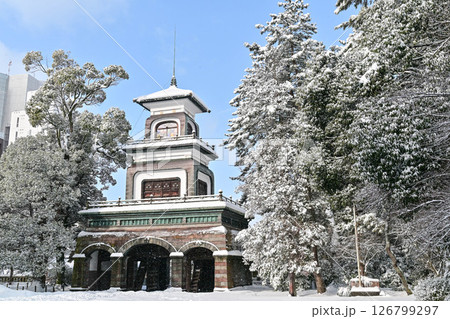 雪が降る美しい尾山神社 126799297