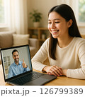 オンライン英会話で笑顔を交わす講師と受講者（感謝） 126799389
