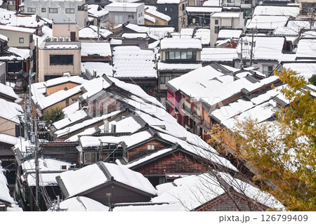 黒瓦に雪が積もる金沢の冬景色 黒瓦に雪が積もる金沢の冬景色 126799409