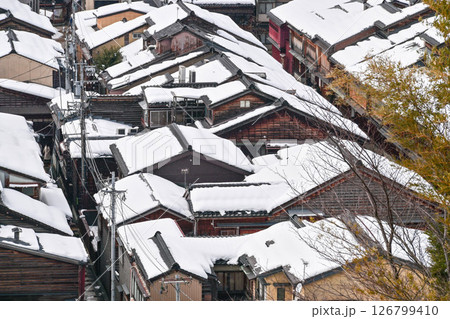 黒瓦に雪が積もる金沢の冬景色 黒瓦に雪が積もる金沢の冬景色 126799410