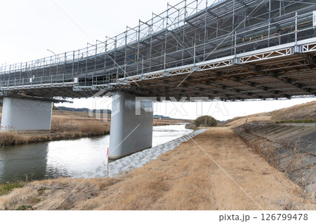 橋梁補修作業中の橋 橋梁補修作業中の橋 126799478
