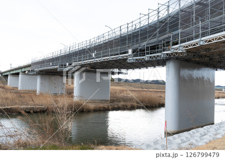 橋梁補修作業中の橋 126799479