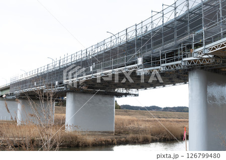橋梁補修作業中の橋 126799480