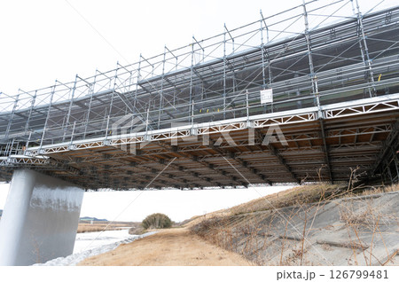 橋梁補修作業中の橋 橋梁補修作業中の橋 126799481