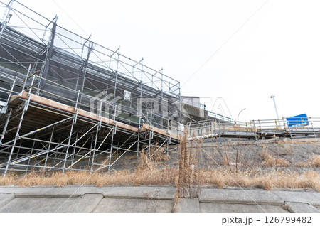 橋梁補修作業中の橋 126799482