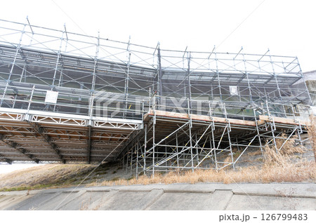 橋梁補修作業中の橋 126799483