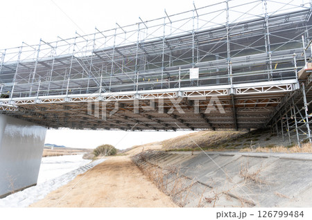橋梁補修作業中の橋 126799484
