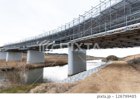 橋梁補修作業中の橋 126799485