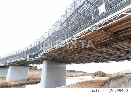 橋梁補修作業中の橋 橋梁補修作業中の橋 126799490