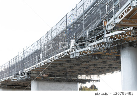 橋梁補修作業中の橋 橋梁補修作業中の橋 126799493