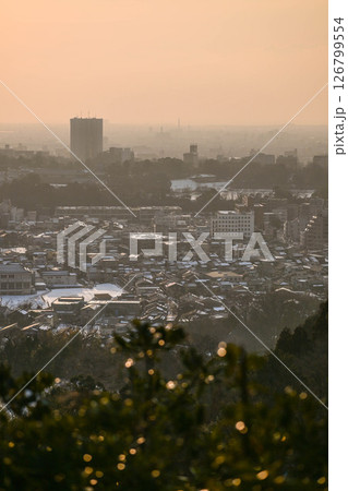 卯辰山から冬の金沢の夕景 126799554